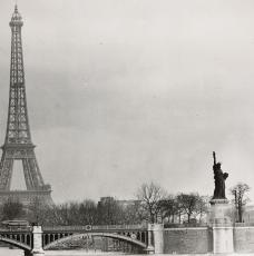 Anonyme, La Tour Eiffel avec la Statue de la Liberté. Après 1937, photographie (épreuve sur papier), 18 × 23 cm. Paris, musée d’Orsay