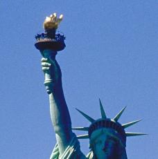 Frédéric Auguste Bartholdi (1834-1904), La Liberté éclairant le monde (Statue de la Liberté). Détail de la main droite et de la torche. 1886, sculpture (fer, cuivre). États-Unis d’Amérique, New York, Liberty Island