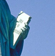 Frédéric Auguste Bartholdi (1834-1904), La Liberté éclairant le monde (Statue de la Liberté). Détail de la main gauche et de la tablette. 1886, sculpture (fer, cuivre). États-Unis d’Amérique, New York, Liberty Island
