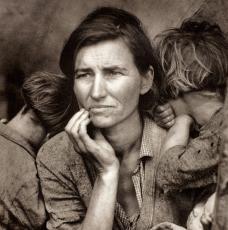 Dorothea Lange (1895-1965), Migrant Mother, Nipoma, California. Photographiée en 1936, photogravée plus tard, photogravure, 30,4 × 23,5 cm (photographie), 51,7 × 40,5 cm (support). États-Unis d’Amérique, Chicago, The Art Institute of Chicago (Bequest of Michael Cohen)