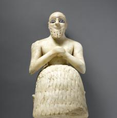 Ebih-Il. Provient du temple d’Ishtar, à Mari (Syrie). Vers 2400-2250 av. J.-C., sculpture (albâtre, lapis-lazuli, coquille, bitume), 52,5 × 20,6 × 30 cm. Paris, musée du Louvre (AO 17551)