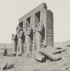 Émile Béchard (actif de 1870 à 1880), Les Colosses brisés, Ramesseum. 1887, collotypie (épreuve photomécanique), 28,7 × 37,5 cm. Paris, musée d’Orsay (PHO 1986 139 100)