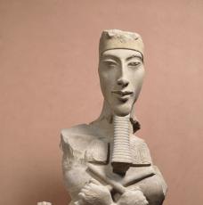 Buste d’Akhénaton. Fragment d’un pilier osiriaque. Provient du temple de Karnak, à Louxor (Égypte). Vers 1350 av. J.-C., sculpture et peinture (grès, pigments), 135 × 87 × 49 cm. Paris, musée du Louvre (E 27112)