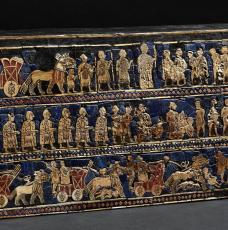 Étendard royal d’Ur. Provient du cimetière royal d’Ur, en Irak. Vers 2600 av. J.-C., mosaïque (bois, nacre, calcaire rouge, lapis-lazuli, bitume), 21,7-22 × 50,4 × 5,6-11,6 cm. Royaume-Uni, Londres, British Museum