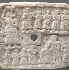 Relief perforé, dit Relief d’Ur-Nanshe. Provient de Tello (ancienne Girsu), en Irak. Vers 2550-2500 av. J.-C., sculpture (calcaire), 39 × 46,5 × 6,5 cm. Paris, musée du Louvre (AO 2344)