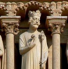 Jean-Louis Chenillon (1810-1875), galerie des Rois de la cathédrale Notre-Dame de Paris après restauration. Au centre, le huitième roi, sculpté à l’effigie d’Eugène Viollet-le-Duc. 1858, sculpture (pierre). Paris, cathédrale Notre-Dame, façade ouest.