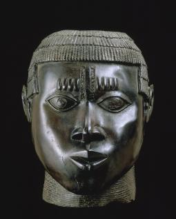 Buste sculpté de tête africaine avec des scarifications