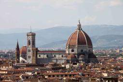 Vue du dôme de Florence, une coupole octogonale en briques rouges surmontant la cathédrale Santa Maria del Fiore, symbole de la Renaissance italienne