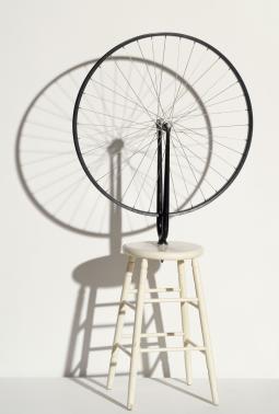 Roue de bicyclette sur un tabouret