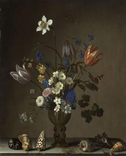Vase avec des fleurs, à ses pieds il y a des coquillages ainsi qu'une sauterelle.