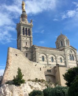 église sur un piton rocheux