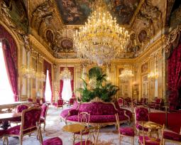 salon avec un lustre 