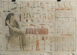 stèle funéraire égyptienne avec une femme de profil et des hiéroglyphes