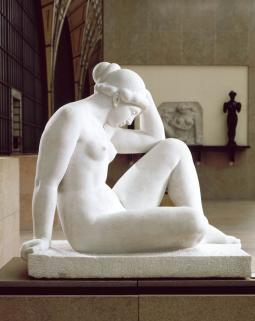 Aristide Maillol (1861-1944), Méditerranée (dit aussi La Pensée). Entre 1923 et 1927, sculpture (marbre blanc), 110,5 × 117,5 × 68,5 cm. Paris, musée d’Orsay (no inv. RF 3248)