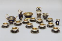 Manufacture de Sèvres, cabaret égyptien de l’impératrice Joséphine. 1808, porcelaine dure. Rueil-Malmaison, musée national des châteaux de Malmaison et Bois-Préau (M.M.83-9.1 – M.M.83-9.30)