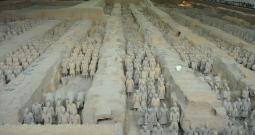 Armée de terre cuite du mausolée de l’empereur Qin Shi Huangdi. Fosse no 1. Entre 246 et 210 av. J.-C., sculpture et peinture (terre cuite et pigments). Chine, province du Shaanxi, district de Lintong, Xi’an, musée du Mausolée de l’empereur Qin Shi Huangdi