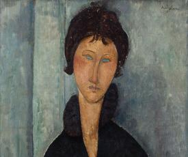 Portrait de femme aux yeux bleus avec un manteau noir