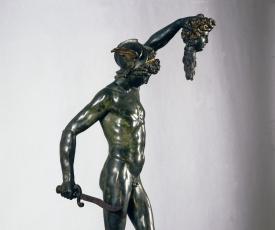 Persée en bronze tenant la tête de Méduse