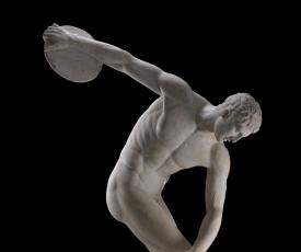 Sculpture en marbre d'un discobole nu