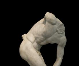 fragment sans tête d'une sculpture en marbre d'un discobole nu