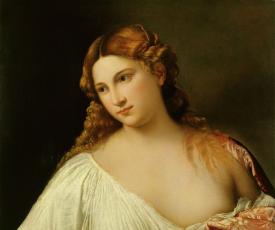 jeune femme en chemise, épaule nue