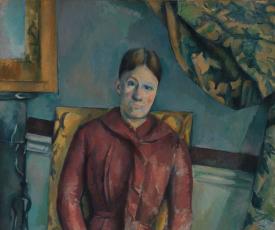 femme assise habillée en rouge