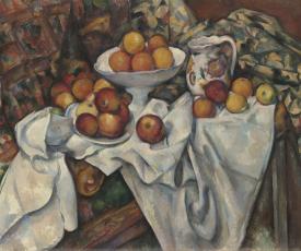 table avec une nappe blanche et des oranges