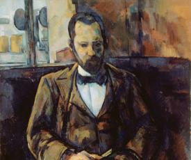 homme assis en costume