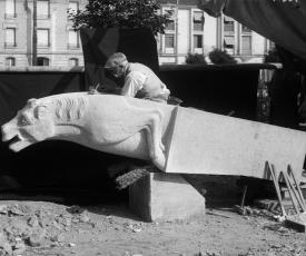 sculpteur en train de travailler sur une gargouille