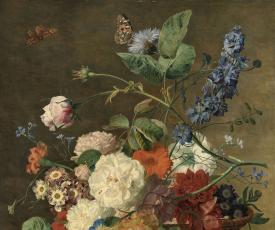 Corbeille en osier avec des fleurs.