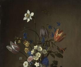 Vase avec des fleurs, à ses pieds il y a des coquillages ainsi qu'une sauterelle.