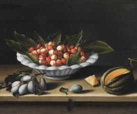 cerises dans une coupe avec des prunes et un melon