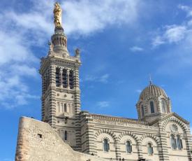 église sur un piton rocheux