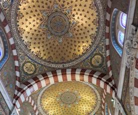coupoles décorées de mosaïques dorées