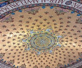 coupole avec une mosaïque en or, fleurs 