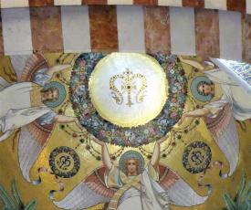 anges soutenant le monogramme de la Vierge 