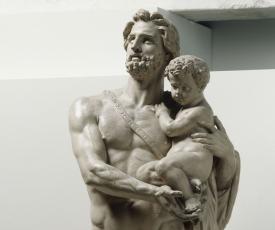 un homme nu tenant un enfant dans les bras