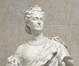 femme en buste avec un diadème