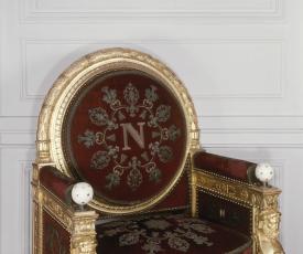 trône en velours rouge