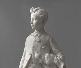 un garçon debout avec son chien