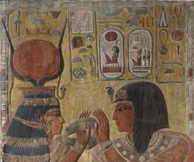 une déesse et un roi égyptien se font face