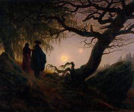 Homme et femme contemplant la lune