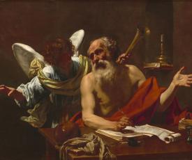 un vieil homme, buste nu, drapé en rouge, écrit. Un ange derrière lui