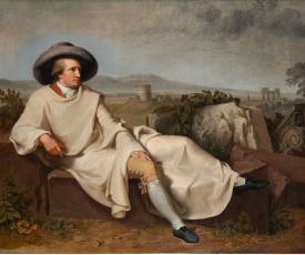 un homme en manteau blanc et un chapeau près de rines romaines