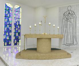 choeur d'une chapelle avec des vitraux