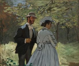 un homme et une femme de dos se promènent