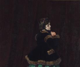 femme de dos en robe verte à rayures et pelisse