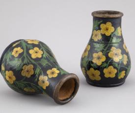 pot décoré de fleurs jaunes