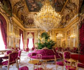 salon avec un lustre 