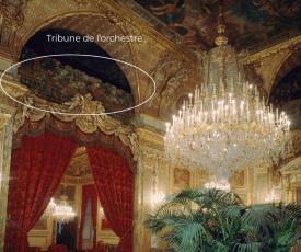 salon avec un rideau rouge